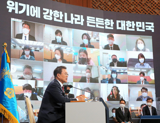 문재인 대통령이 18일 청와대 춘추관에서 열린 신년 기자회견에서 기자의 질문에 답하고 있다. 연합뉴스